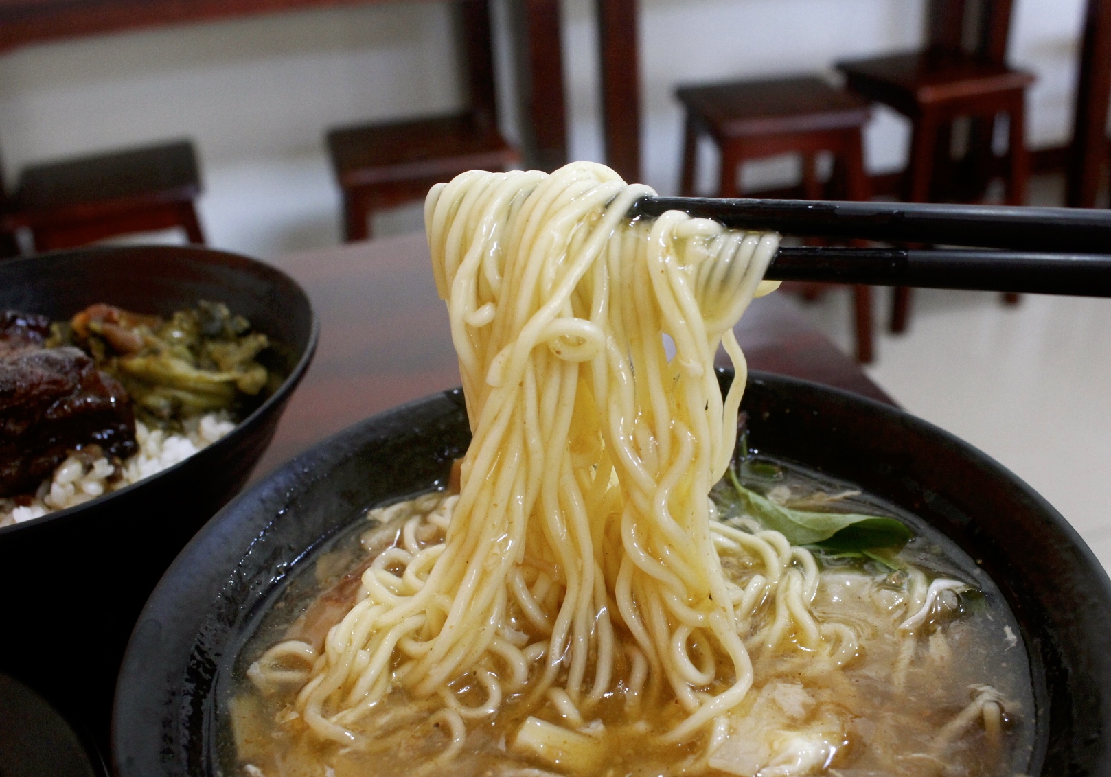 【食 三伍魷魚(yú)羹】傳承臺(tái)中老家三十年的老口味。招牌羹闆娘手工自己做.家常爌肉鹹香下飯！