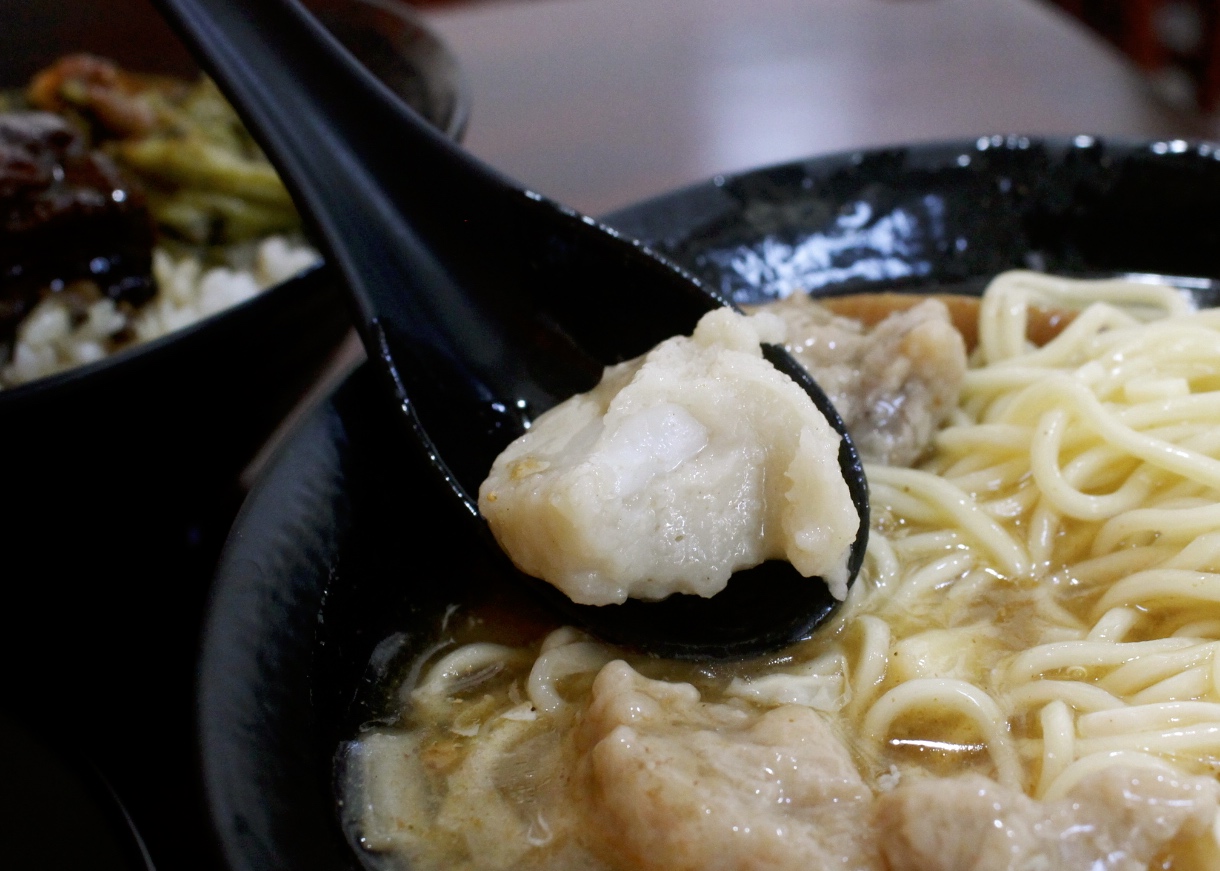 【食 三伍魷魚(yú)羹】傳承臺(tái)中老家三十年的老口味。招牌羹闆娘手工自己做.家常爌肉鹹香下飯！