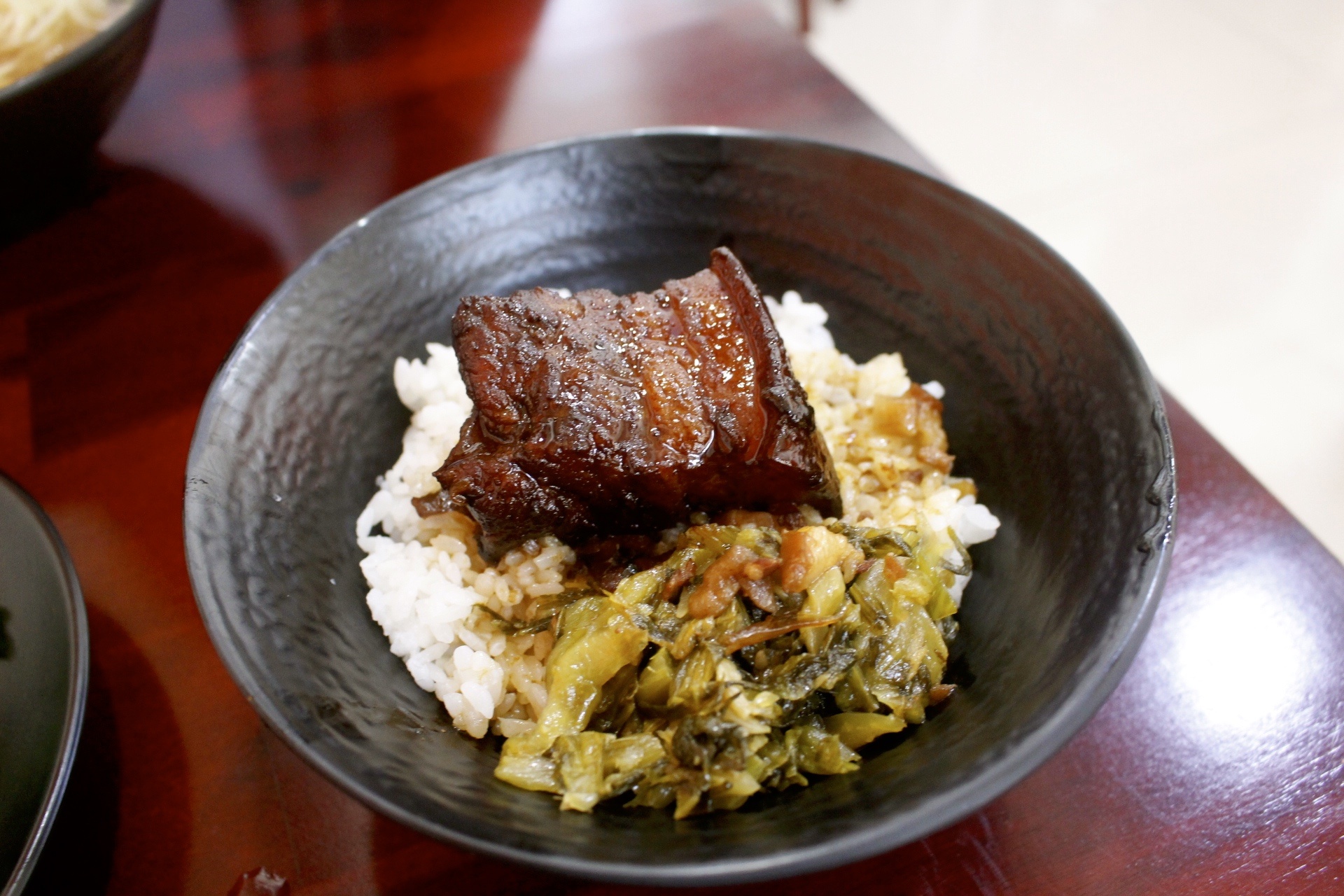 【食 三伍魷魚(yú)羹】傳承臺(tái)中老家三十年的老口味。招牌羹闆娘手工自己做.家常爌肉鹹香下飯！