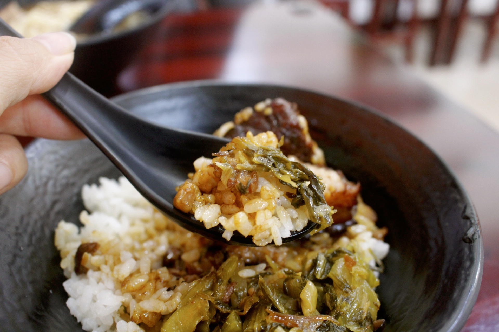 【食 三伍魷魚(yú)羹】傳承臺(tái)中老家三十年的老口味。招牌羹闆娘手工自己做.家常爌肉鹹香下飯！