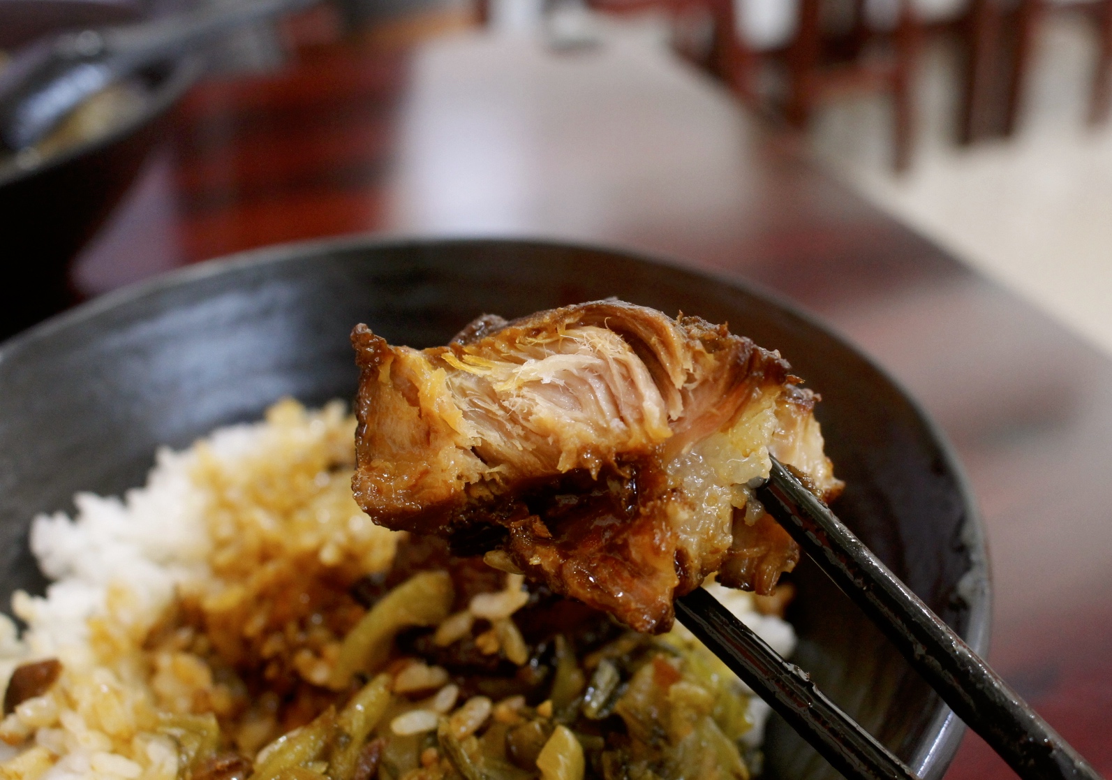 【食 三伍魷魚羹】傳承臺中老家三十年的老口味。招牌羹闆娘手工自己做.家常爌肉鹹香下飯！