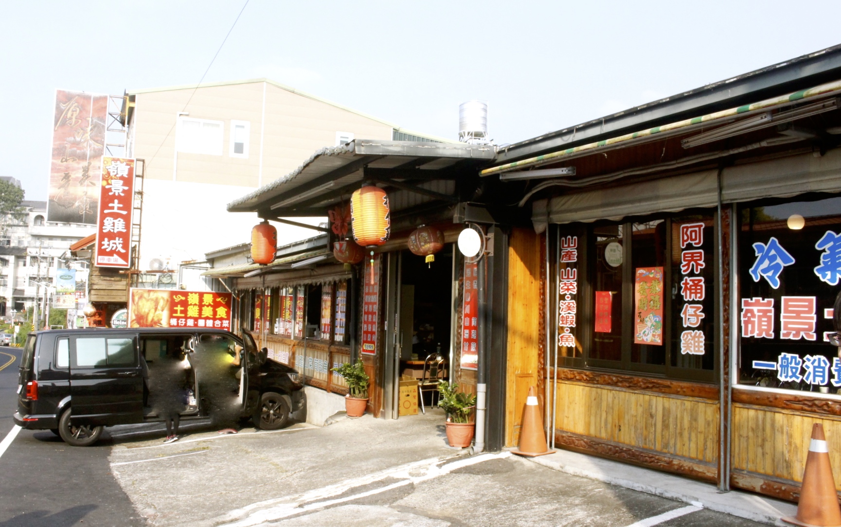 【食 嶺景土雞城】關仔嶺溫泉街三十年老店。招牌桶仔雞＋特色山菜一整桌不到1500元？飯後還有紅豆清冰免費吃