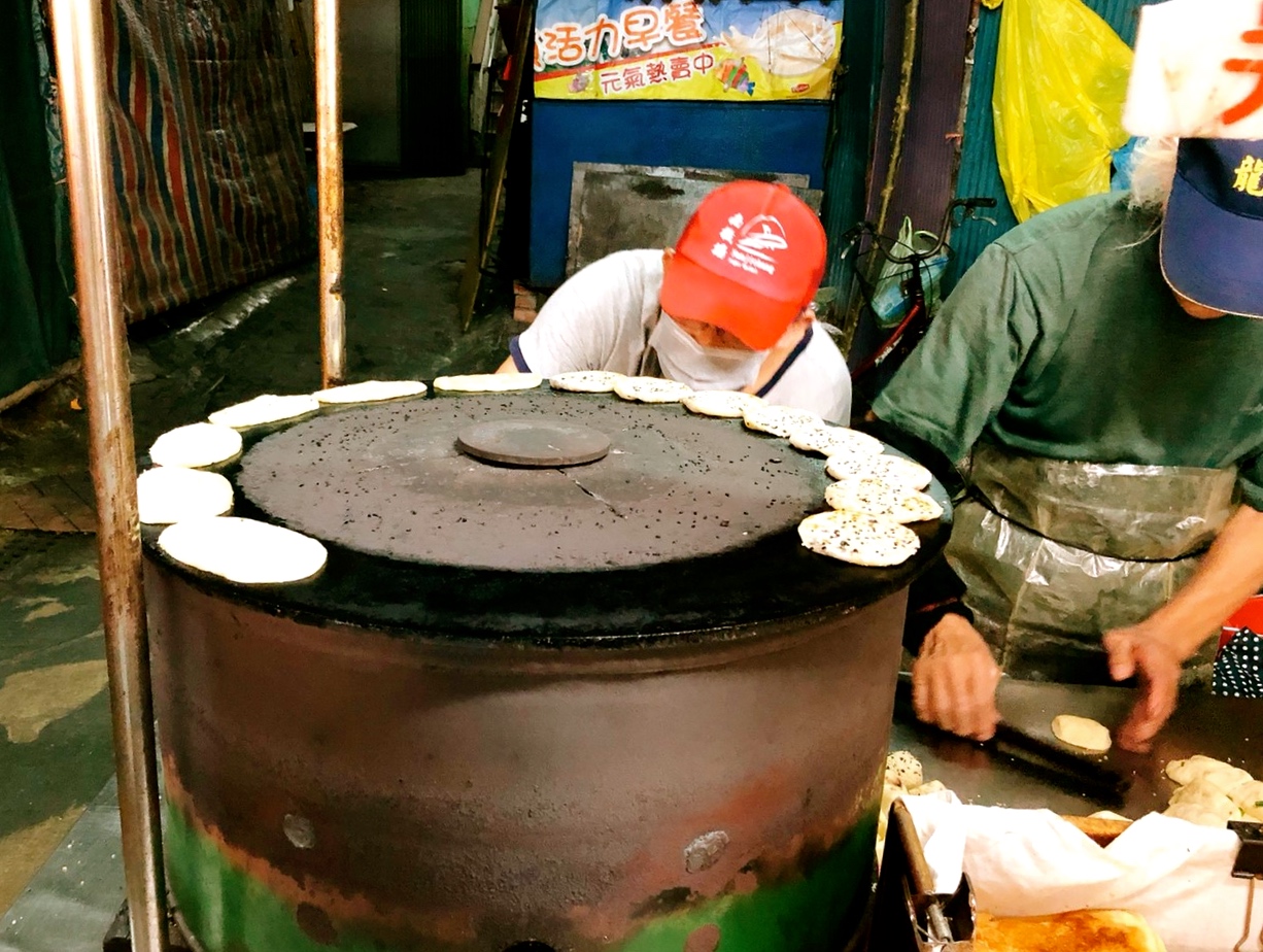 【食 南機場夜市】米其林必比登推薦最多的夜市攤 。老字號排隊店「來來水餃」當地古早味「陳記豬血糕」