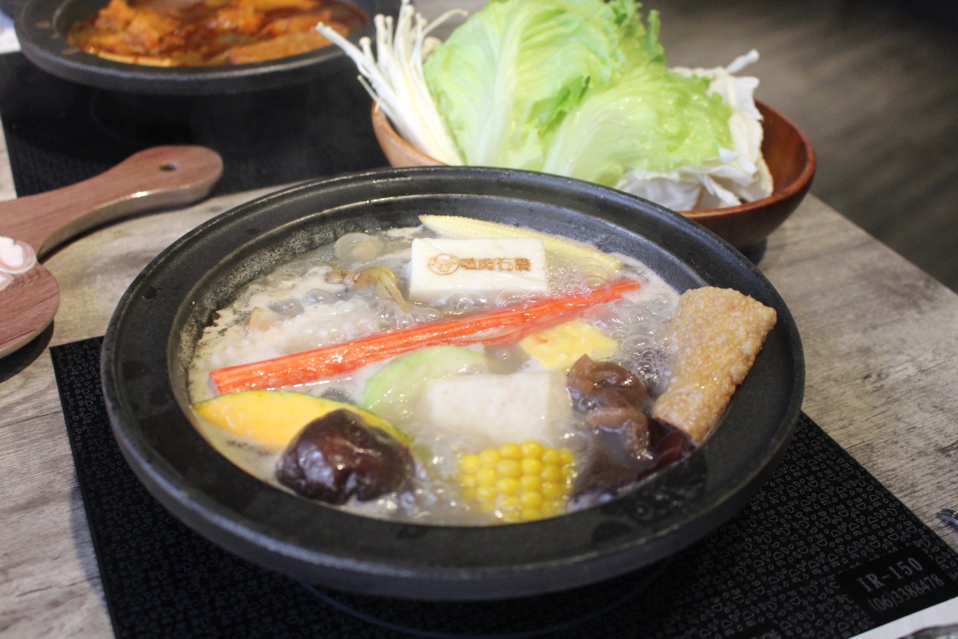 【食 嗑肉石鍋 (中壢店)】快來(lái)中美村大樓大嗑石鍋！痛風(fēng)海鮮船＋肉滿滿拼盤～讓你吃到翻過(guò)去