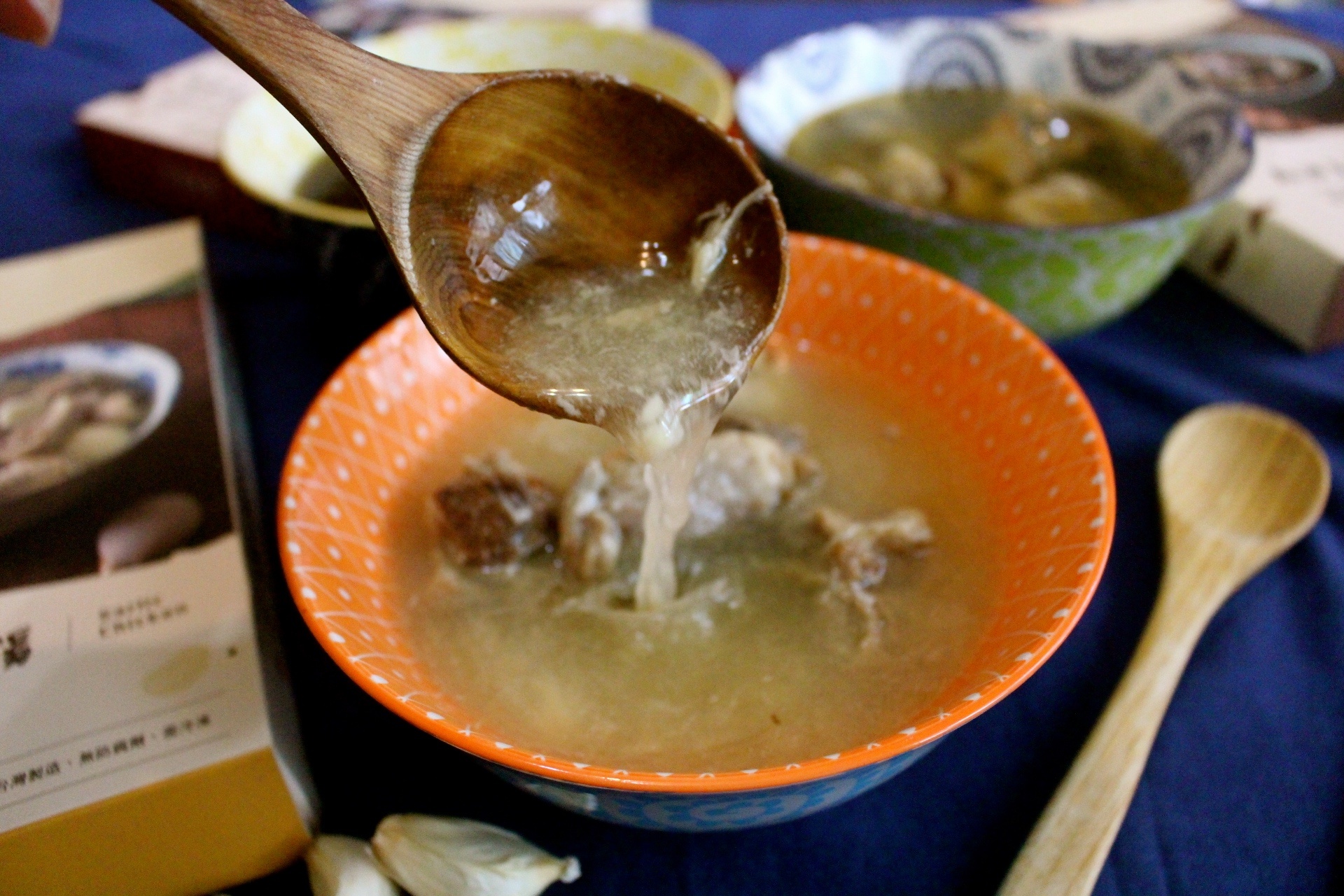 【食 雲(yún)嶺鮮雞】一個人也能享用的暖心補身雞湯！何首烏、蒜頭和麻油土雞湯適合懶人加熱就好