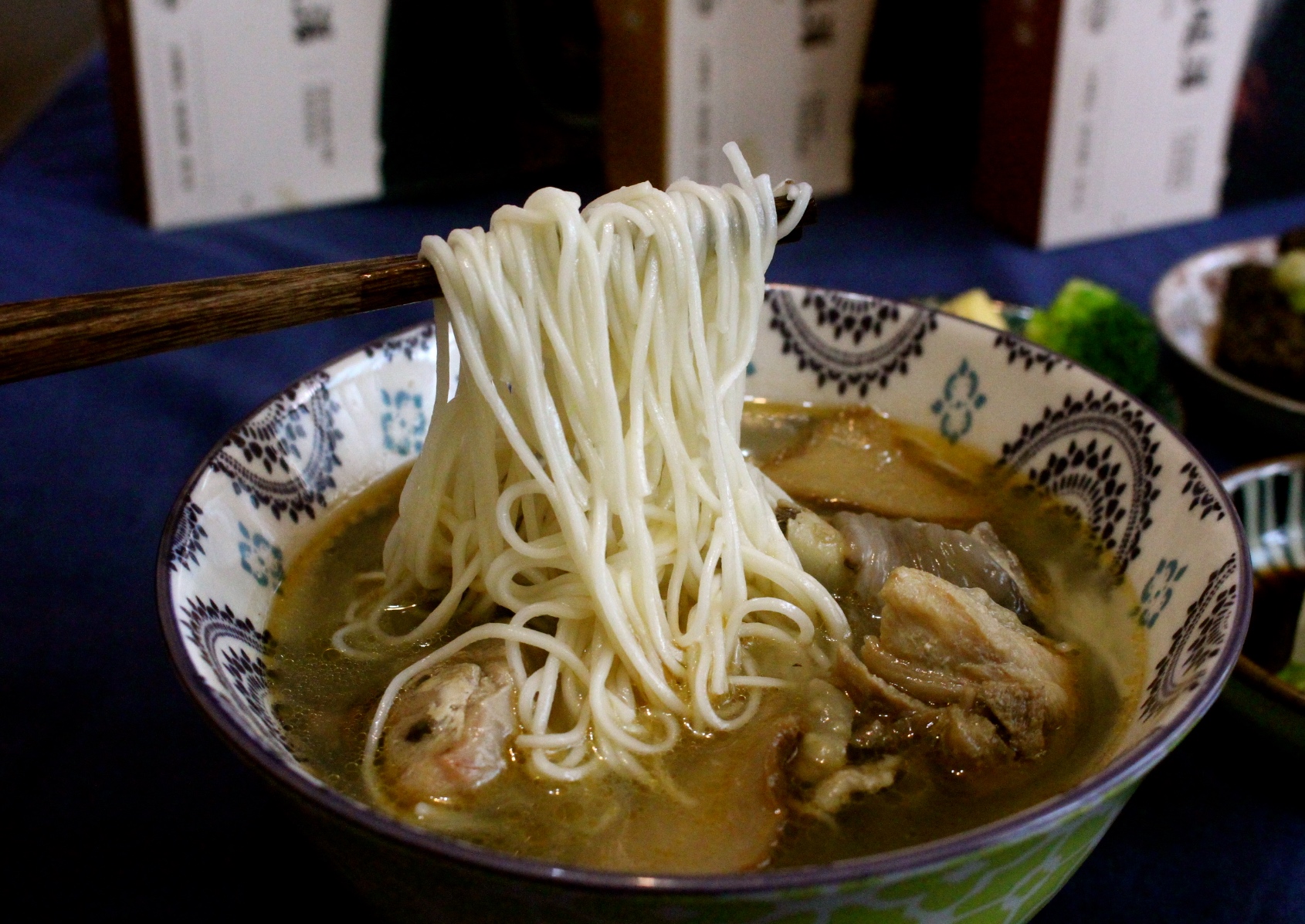 【食 雲(yún)嶺鮮雞】一個人也能享用的暖心補身雞湯！何首烏、蒜頭和麻油土雞湯適合懶人加熱就好