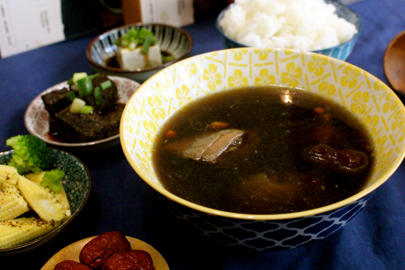 【食 雲(yún)嶺鮮雞】一個人也能享用的暖心補身雞湯！何首烏、蒜頭和麻油土雞湯適合懶人加熱就好