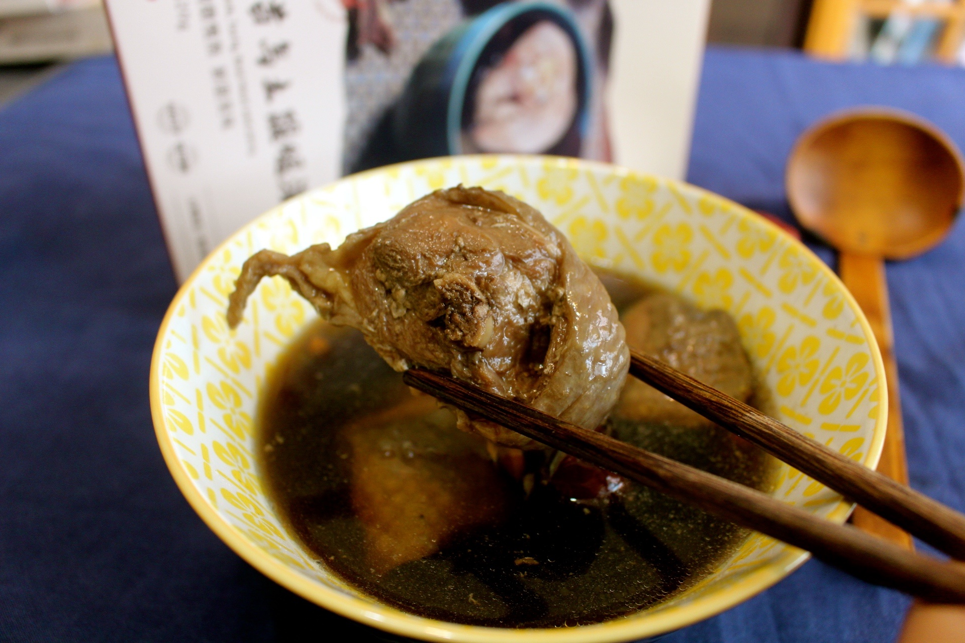 【食 雲(yún)嶺鮮雞】一個人也能享用的暖心補身雞湯！何首烏、蒜頭和麻油土雞湯適合懶人加熱就好