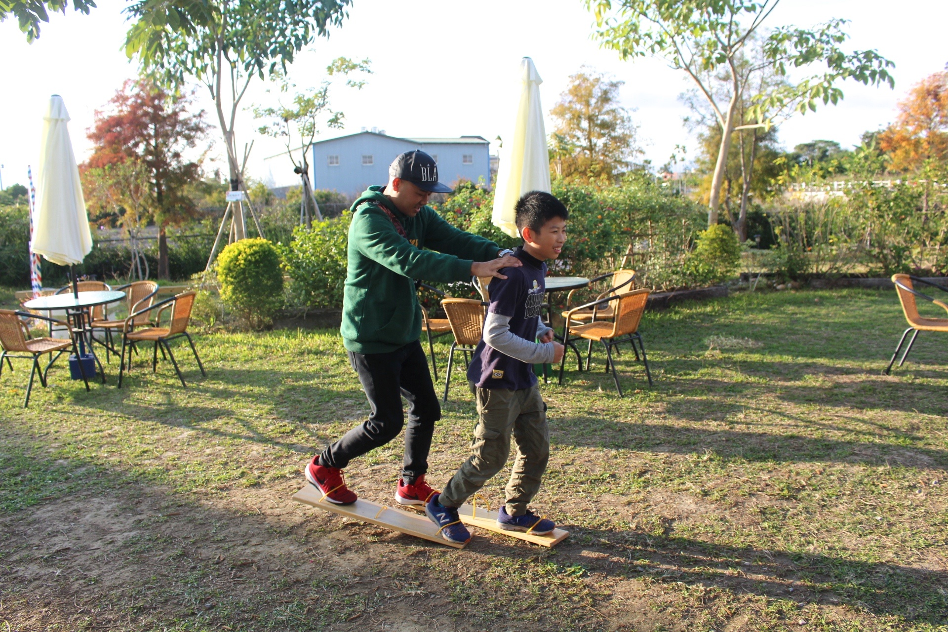 【玩 木匠兄妹木工房】免費入場！適合親子DIY的木工藝。後花園有沙坑、大小孩遊戲場