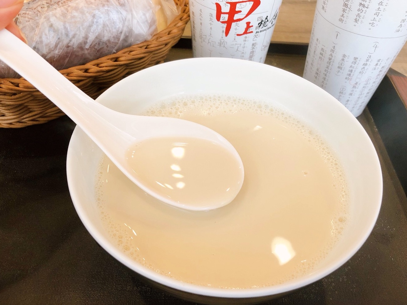 【食 甲上燒餅】連鎖精緻豆漿店。中式燒餅搭配西式配料，手工燒餅酥脆到直掉屑屑！