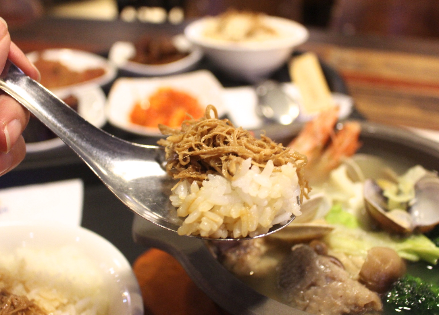 【食 果腹食堂】板橋大食代美食街也能喝到雲嶺鮮雞湯！雙人套餐好澎湃有「鮮蝦蛤蠣精燉土雞鍋」