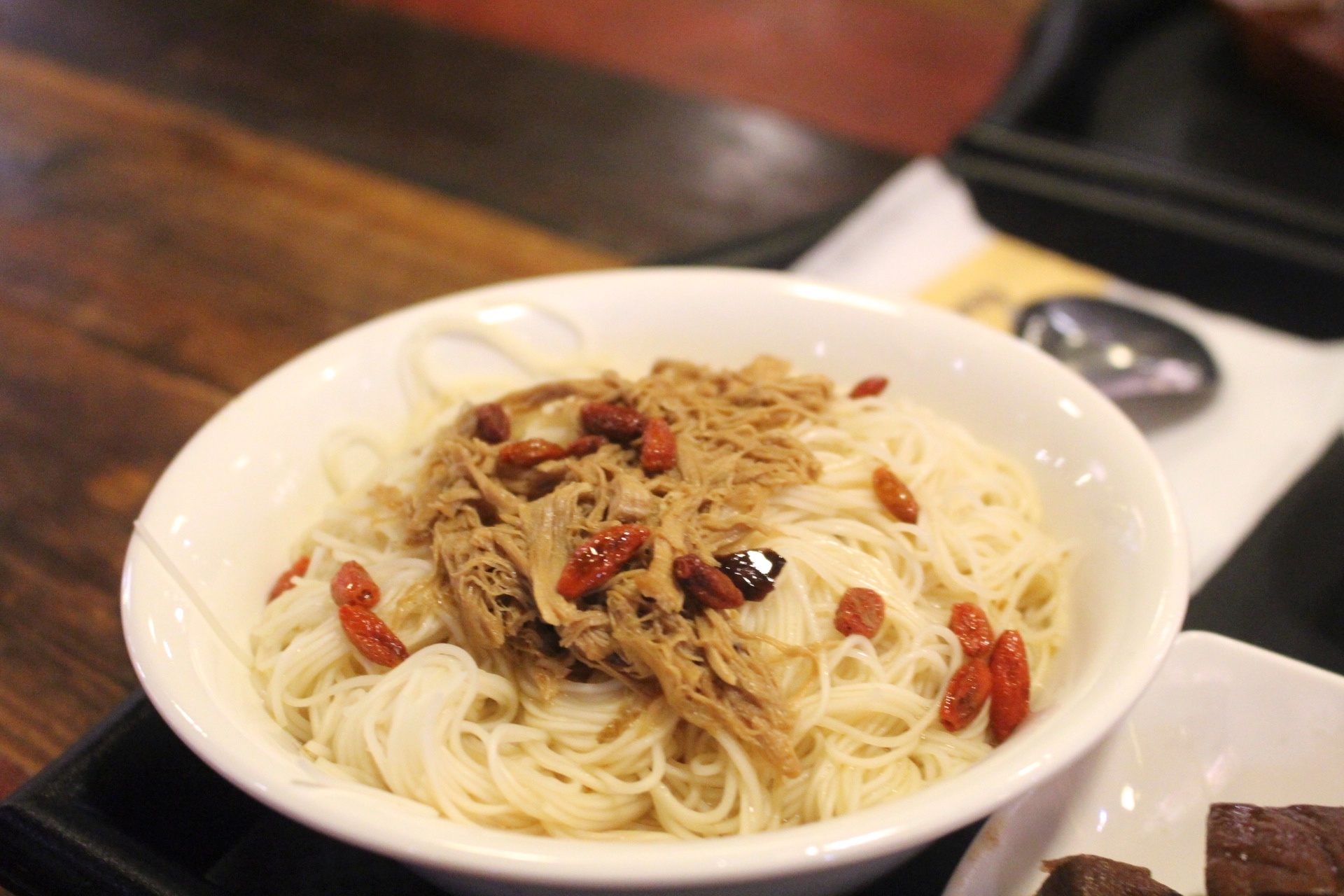 【食 果腹食堂】板橋大食代美食街也能喝到雲嶺鮮雞湯！雙人套餐好澎湃有「鮮蝦蛤蠣精燉土雞鍋」