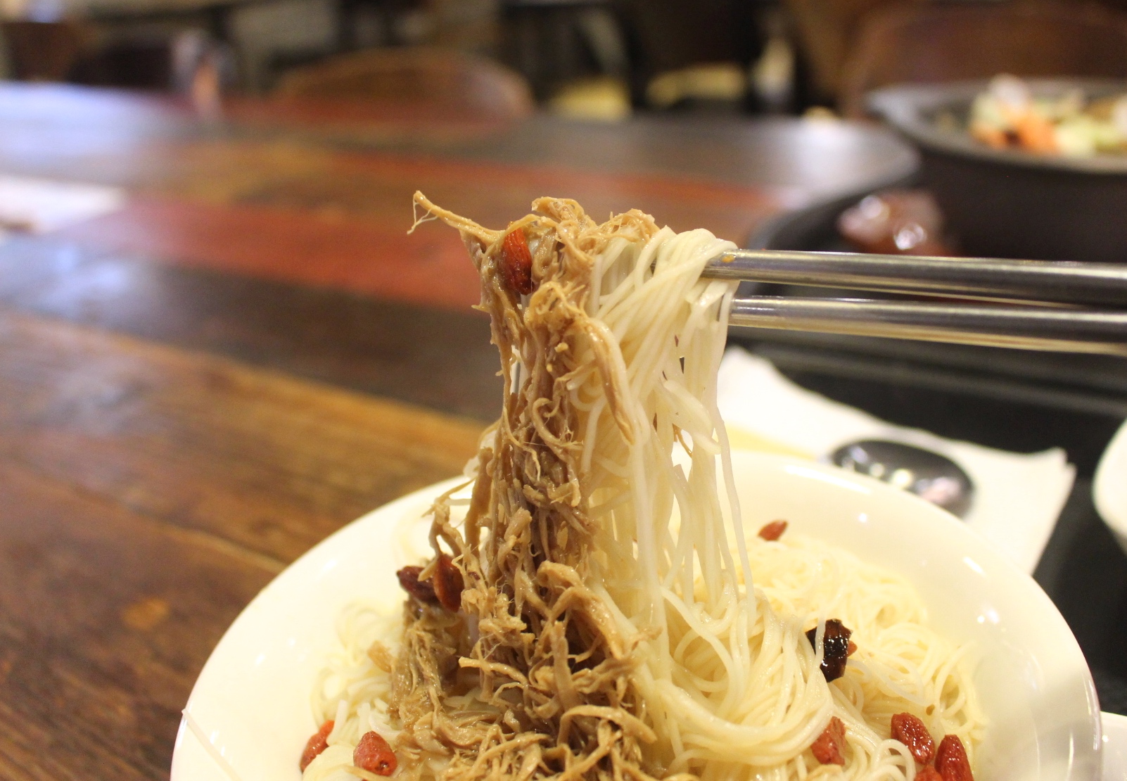 【食 果腹食堂】板橋大食代美食街也能喝到雲嶺鮮雞湯！雙人套餐好澎湃有「鮮蝦蛤蠣精燉土雞鍋」