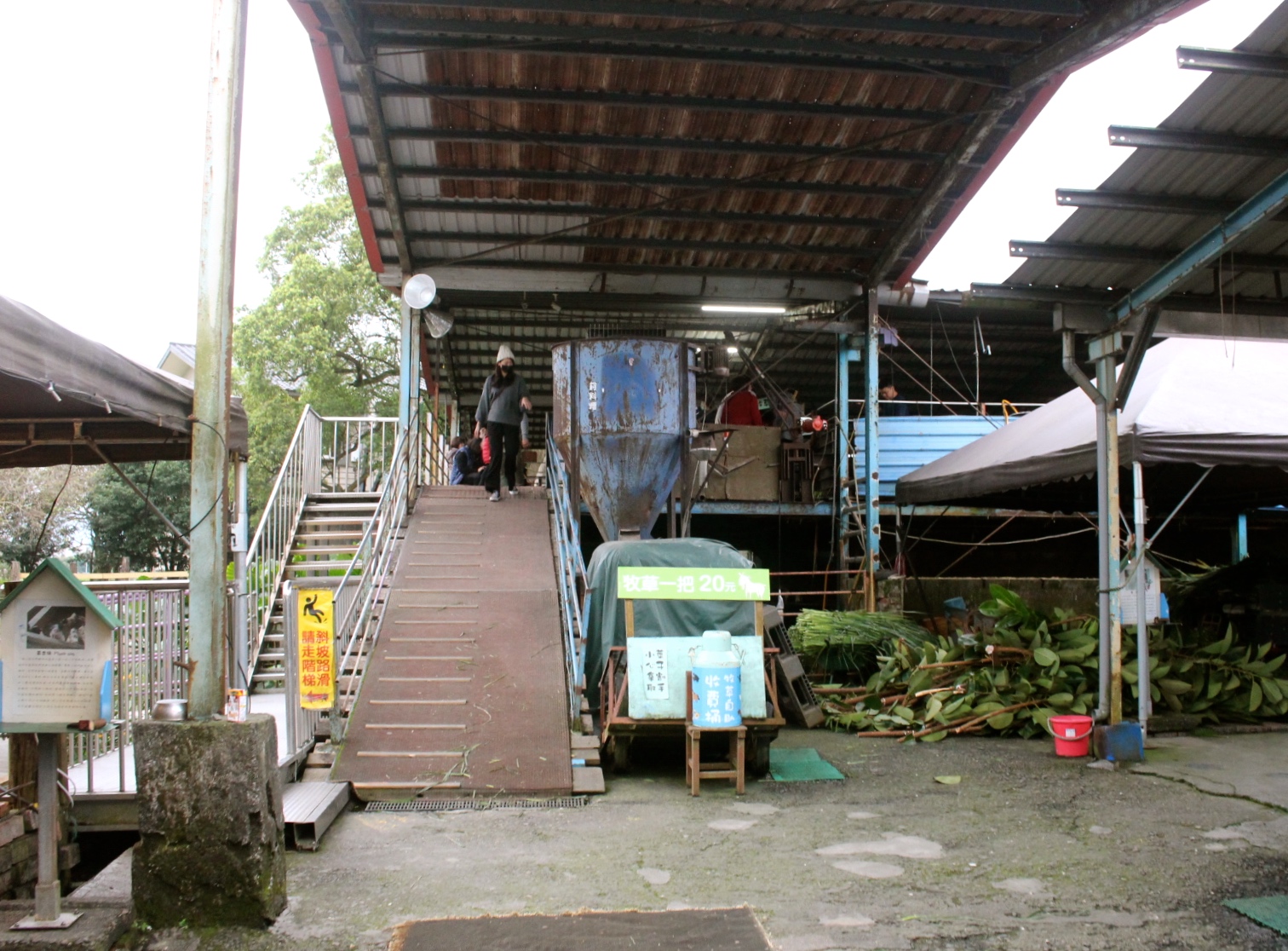 【玩 宜農(nóng)牧場】30元誠實投幣入園．餵食五寶100元可以餵到八種小動物！不限時間、附設(shè)停車場