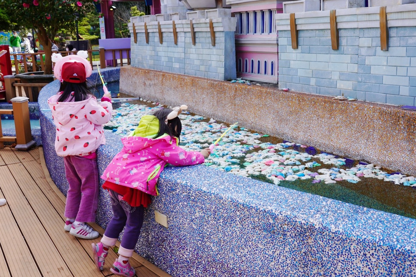 免費景點,大溪景點,桃園好玩,桃園景點,花開了休閒農(nóng)場,親子景點,親子活動,遊戲場,馬達(dá)加斯加車站,麝香豬