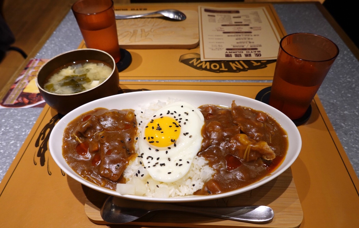 〖佐藤咖哩Sato Curry〗網(wǎng)友票選TOP必吃．日本埼玉縣來的咖喱！ 一定要加辣的カレーライス？還要搭配半熟蛋