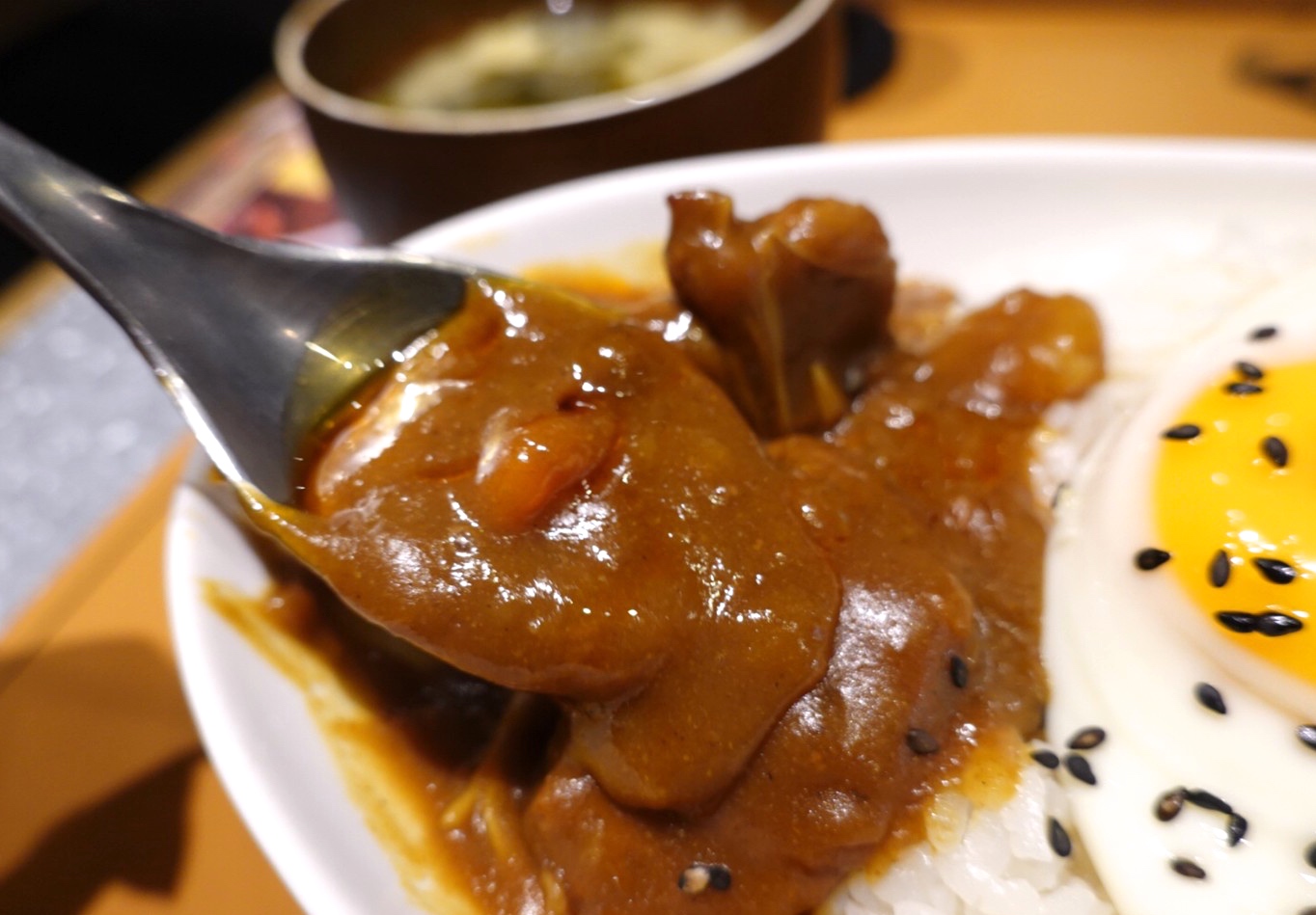 〖佐藤咖哩Sato Curry〗網(wǎng)友票選TOP必吃．日本埼玉縣來的咖喱！ 一定要加辣的カレーライス？還要搭配半熟蛋