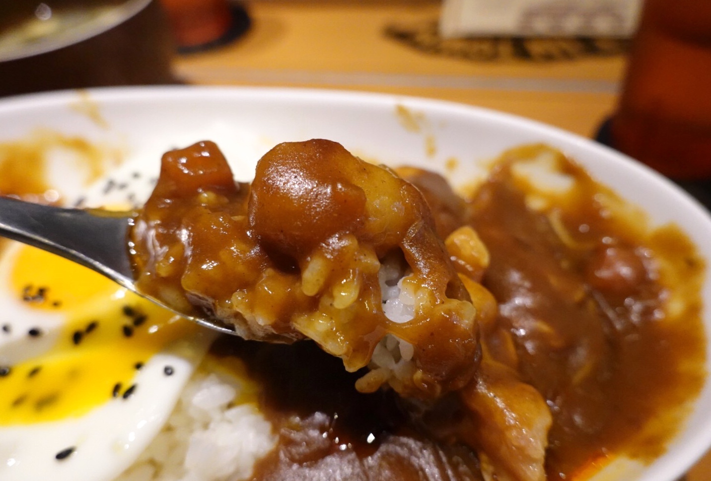 〖佐藤咖哩Sato Curry〗網(wǎng)友票選TOP必吃．日本埼玉縣來的咖喱！ 一定要加辣的カレーライス？還要搭配半熟蛋