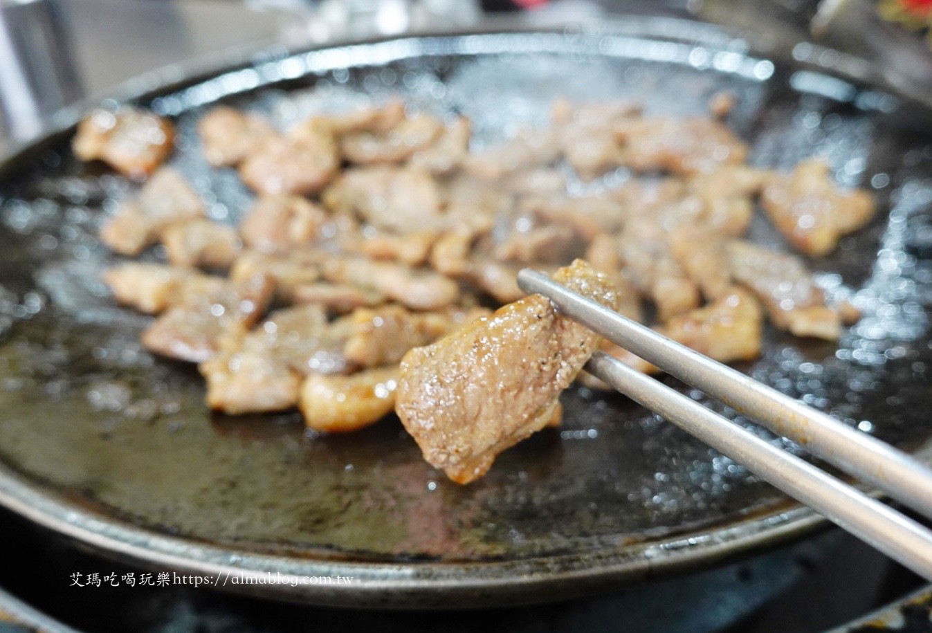 〖韓鼎韓式鍋蓋烤肉〗鍋蓋也能烤肉？生菜包肉吃最爽！150元海鮮煎餅好大一片．辣炒年糕更經典