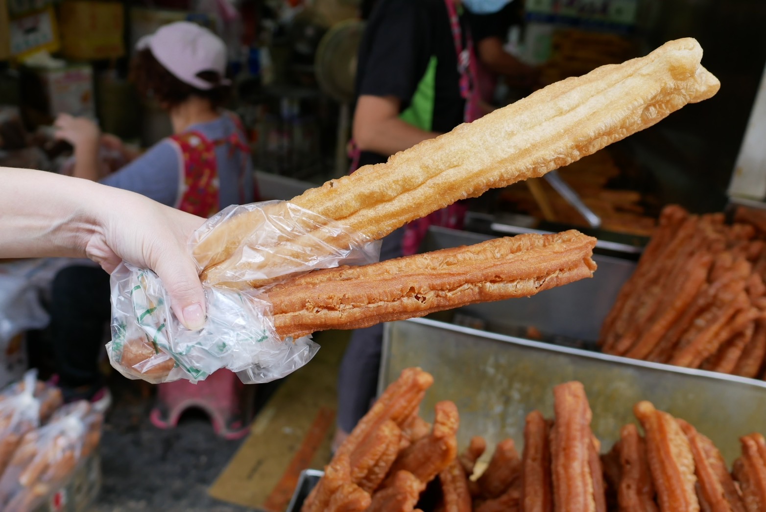 〖新珉油條店〗早餐店都來這批發(fā)！一甲子60年油條批發(fā)店．油炸鬼喀滋超酥脆．還有賣吃麻辣鍋必備的老油條