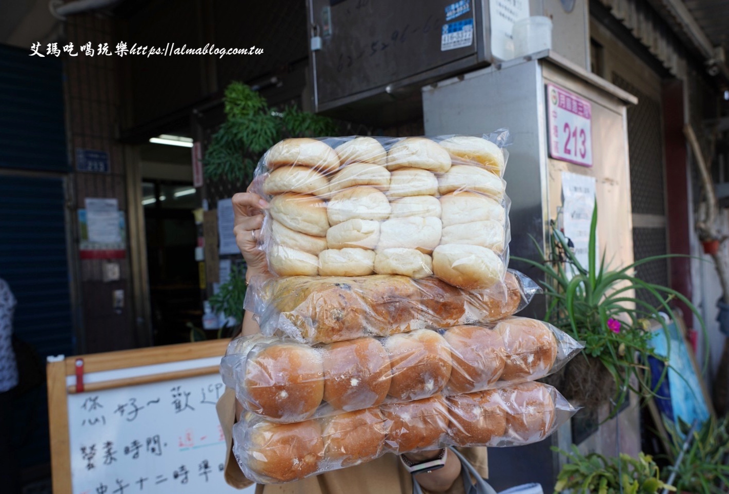 中壢美食,人人麵包專業(yè)烘焙,奶油餐包,小餐包,批發(fā)餐包,早餐,桃園批發(fā),烘焙坊,爆漿餐包,牛排館餐包,老字號,麵包