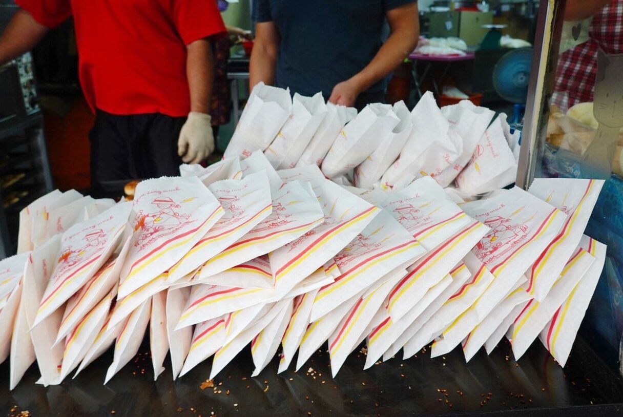 南港老張胡椒餅(士林夜市店),臺(tái)北美食,士林燒餅,士林美食,士林酥餅,烤餅,燒餅,老麵燒餅,酥餅