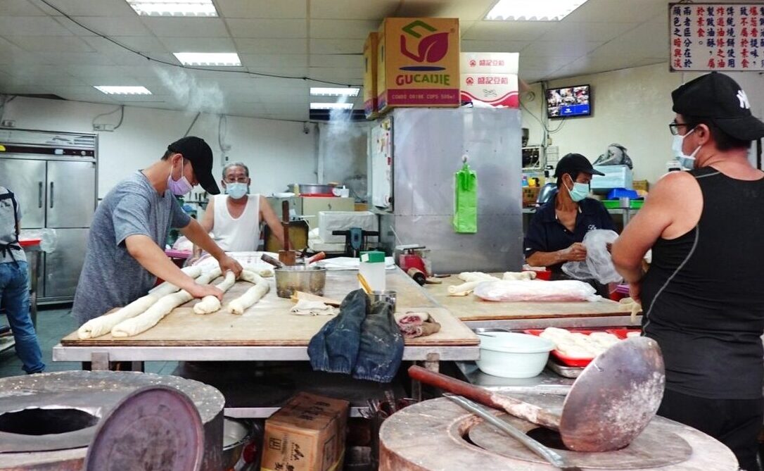 南港老張胡椒餅(士林夜市店),臺(tái)北美食,士林燒餅,士林美食,士林酥餅,烤餅,燒餅,老麵燒餅,酥餅