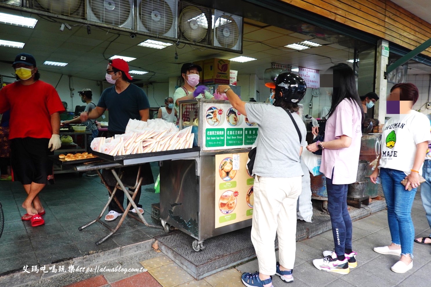 南港老張胡椒餅(士林夜市店),臺(tái)北美食,士林燒餅,士林美食,士林酥餅,烤餅,燒餅,老麵燒餅,酥餅