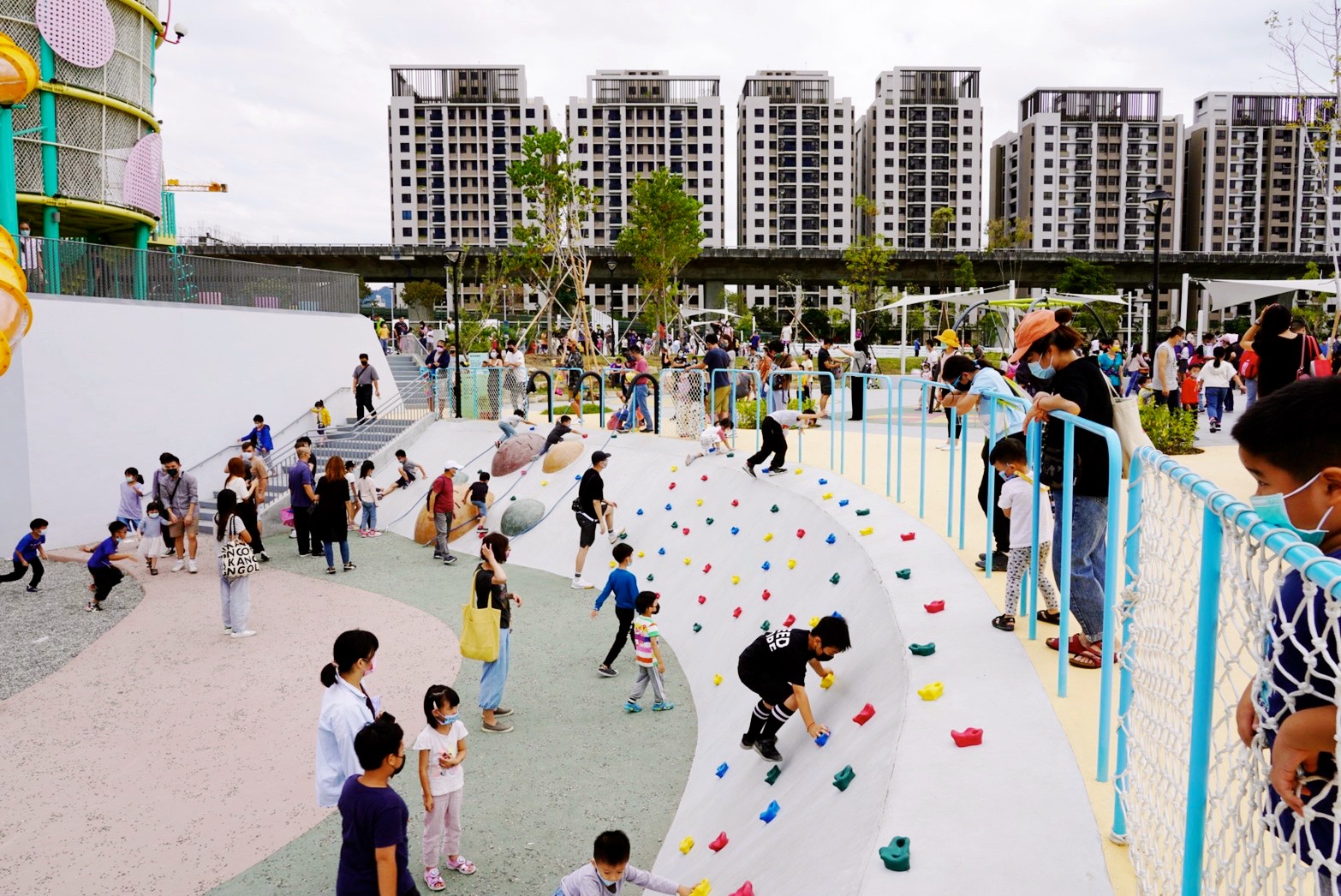 臺中景點,免費景點,公園,臺中公園,馬卡龍公園,溜滑梯