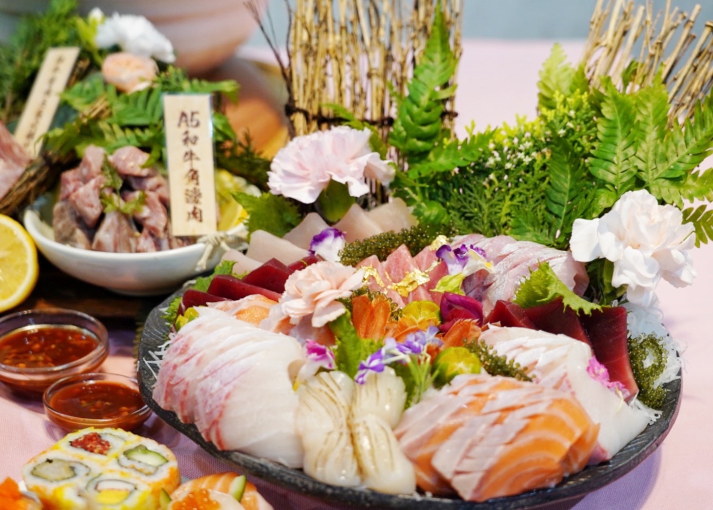 臺中美食,臺中水產,伴手禮,海鮮,母親節,阿布潘水產,壽司,海鮮,水產超市,海鮮超市,黑鮪魚季,泰國蝦,澎湖海鮮,海鮮直播,壽司春季大賞,婁金芙蓉壽司大拼盤,黑鮪魚大腹,炙燒干貝,母親節精選生魚片,臺中最大水產市場,黑鮪魚季,日本生食級干貝,豪華龍蝦海鮮拼盤,日本和牛紐約客,日本和牛紐約客火鍋肉片,和牛臀肉上蓋火鍋肉片,日本和牛角邊肉,何首烏人蔘糯米雞