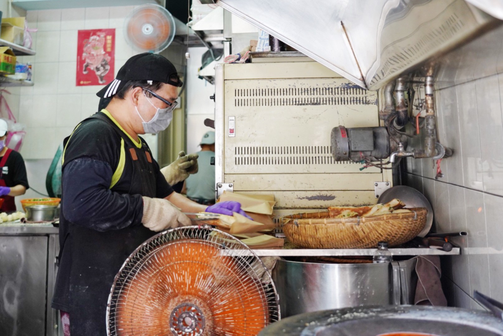 臺北美食,基隆美食,烤餅,酥餅,臺灣小吃,阿國碳烤燒餅, 基隆小吃,蟹殼黃,芋頭餅,綠豆餅,鹹酥餅,三角餅