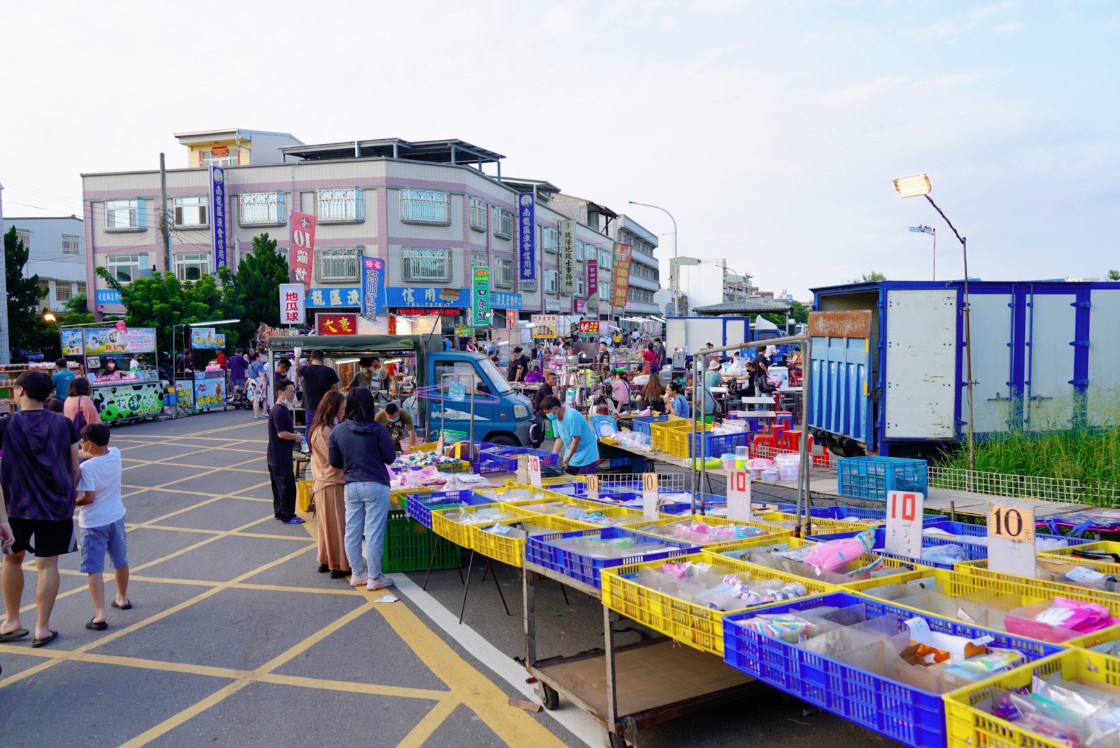 傳統夜市,臺灣夜市,地瓜球,夜市小吃,封街夜市,廟口小吃,後龍夜市,後龍美食,排骨酥,熱炒,苗栗景點,豆乳雞,雞排