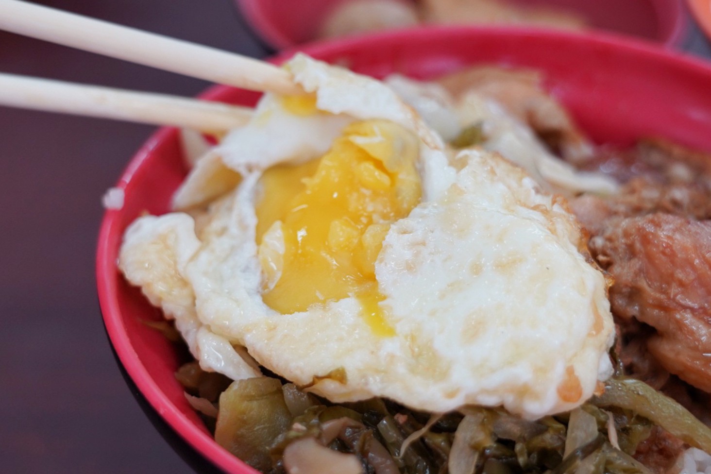 高雄美食,高雄老字號(hào),華喜爌肉飯,臺(tái)灣小吃,爌肉飯,早餐,中餐,滷貢丸湯,油豆腐,控肉飯,味噌湯,味噌貢丸湯