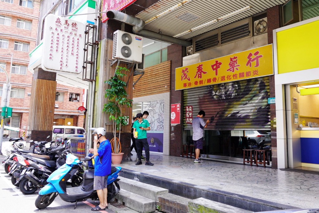 三峽美食,二鬮乾辣麵,臺(tái)灣小吃,新北美食,油豆腐,湯麵,焱馬號(hào),蘿蔔湯,頂級肉