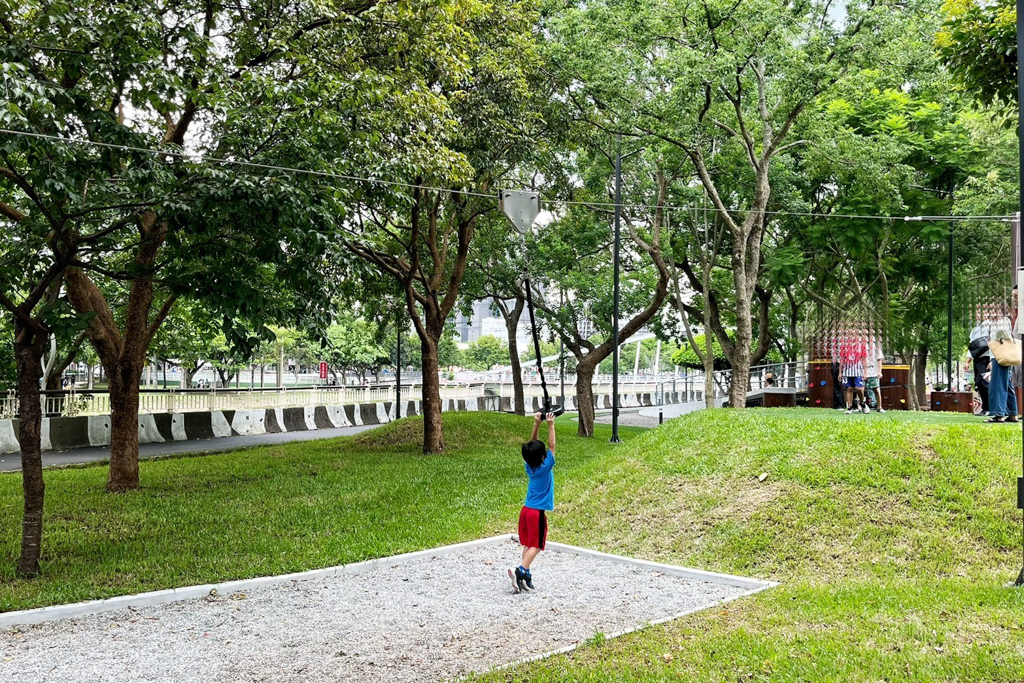 充氣式彈跳床,免費公園,桃園免費景點,桃園公園,桃園市第一河濱公園共融式遊樂,沙坑,第一河濱公園共融式公園