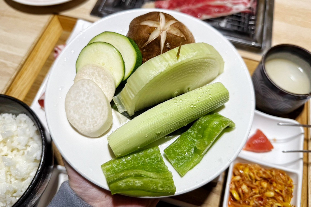 栄次郎個人燒肉ひとり やきにく,野菜盛合,Asahi生啤酒,桃園燒肉,龜山燒肉,燒肉店,個人燒肉,好吃燒肉,豬五花,烤雞腿肉,飲料喝到飽,中秋節(jié)烤肉,日式燒肉,龜山美食,後街燒肉